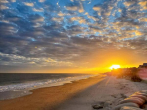 Sand & Sea: Beach Views For Miles!
